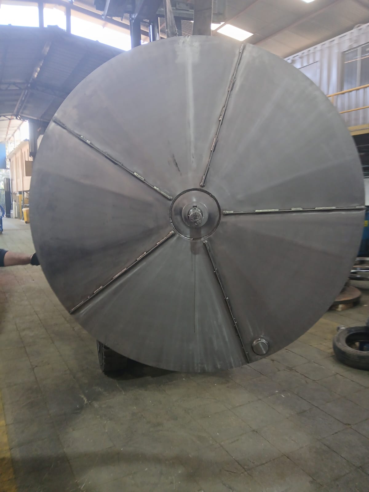 Ventilador centrífugo de gran tamaño en taller REIMAQ