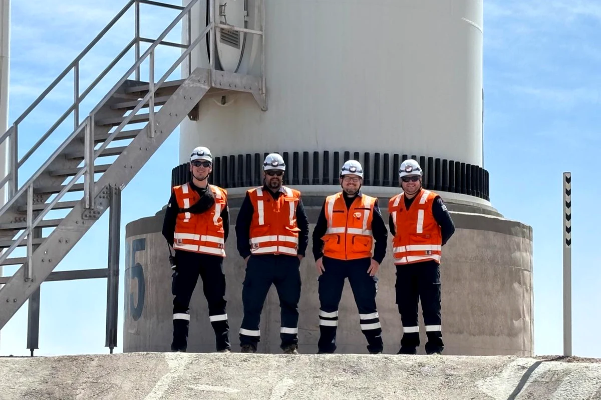 Equipo técnico frente a aerogenerador