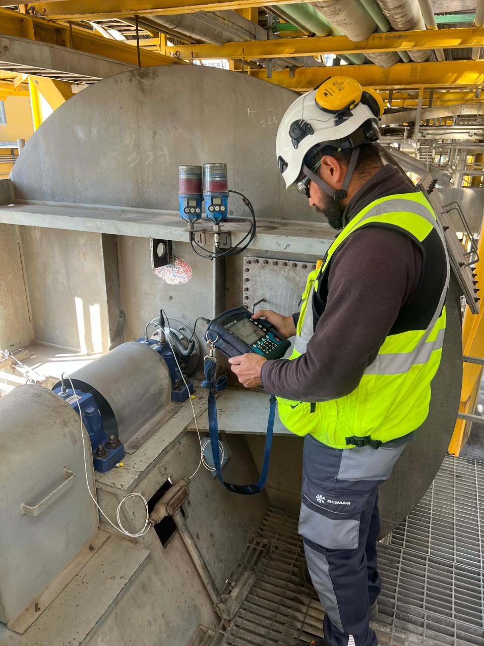 Especialista REIMAQ realizando análisis de vibraciones en terreno