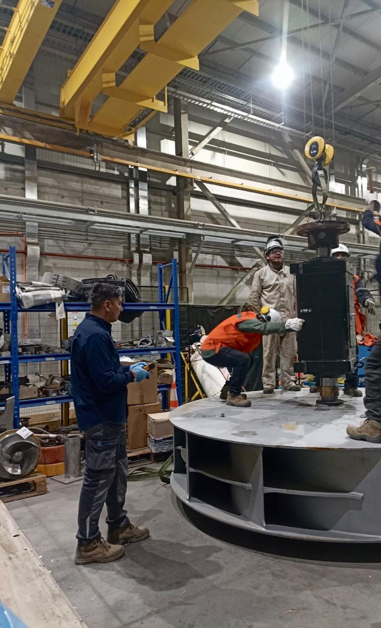 Montaje de equipo rotativo industrial en terreno