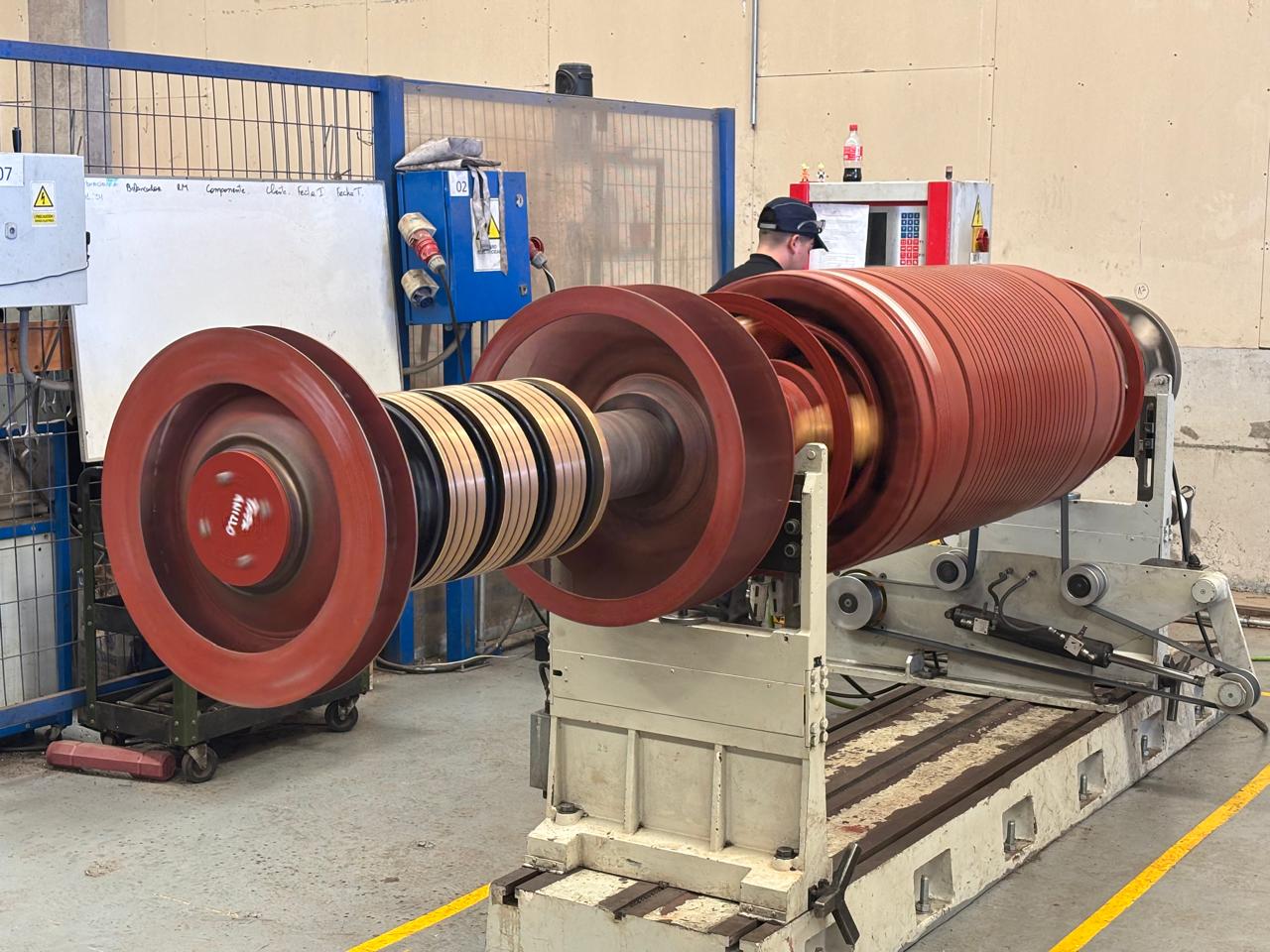 Rotor industrial girando durante balanceo dinámico